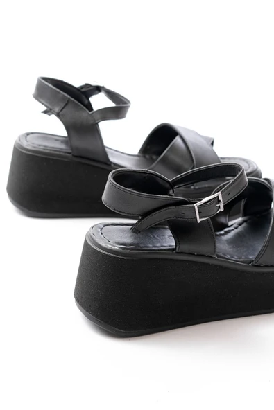 1024 Siyah Dolgu Topuk Çapraz Tokalı Ortopedik Taban Kadın Sandalet - 3