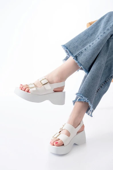 24414-572 Beyaz Tokalı Günlük Dolgu Topuk Kadın Sandalet - 2