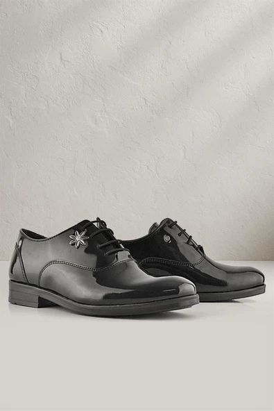 Rakerplus Siyah Rugan Bağcıklı Çiçek Detaylı Çocuk Klasik Ayakkabısı ürün görseli