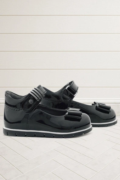 Rakerplus Siyah Rugan Metal Detaylı Fiyonklu Kız Bebek Babet Ayakkabı ürün görseli