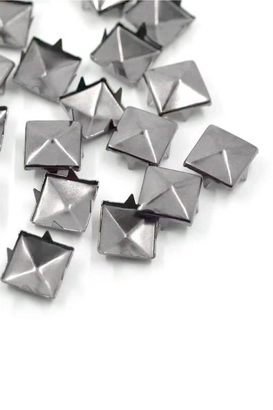 Süs Tırnaklı Çakma Kare Piramit 10mm 20 Adet Metal Trok ürün görseli