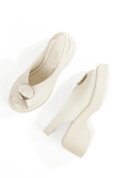 Dorfi Kırık Beyaz Hakiki Deri Tokalı Sandalet Dolgu Topuklu Kadın Ayakkabı ürün görseli