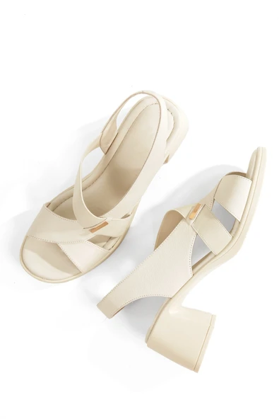 Madleen Kırık Beyaz Bej Rengi Hakiki Deri Ayakkabı Kısa Topuklu Sandalet ürün görseli