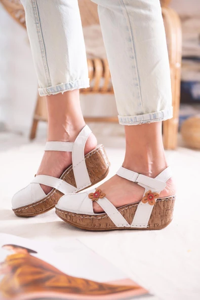 Hakiki Deri Beyaz Çiçekli Burnu Kapalı Dolgu Topuklu Kadın Sandalet - 6
