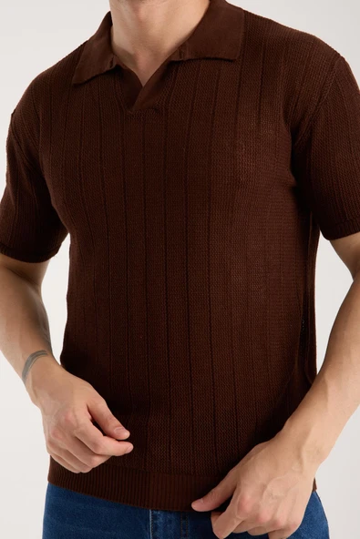 Erkek Polo Yaka Dik Çizgi Dokulu Kahverengi Kısa Kollu Triko Tişört ürün görseli
