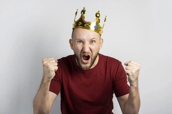 CEYLAN ADAM   Plastik Kral Tacı Altın Renk Yetişkin Boy 55 cm - Resim 3