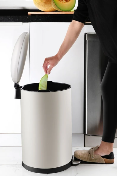 Bombe Kapaklı Çöp Kovası 30 LT Mat Bej - İç Kısım Siyah - Resim 2