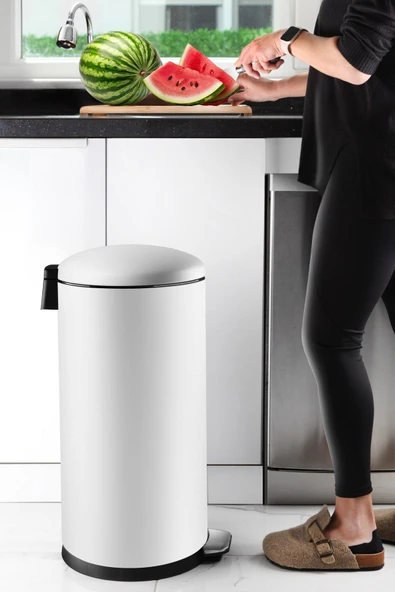 Paslanmaz Çelik Bombe Kapaklı Çöp Kovası 40 Litre Mat Beyaz ürün görseli