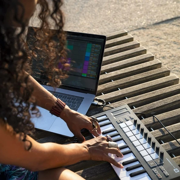 Launchkey Mini MK3 Midi Klavye - 4