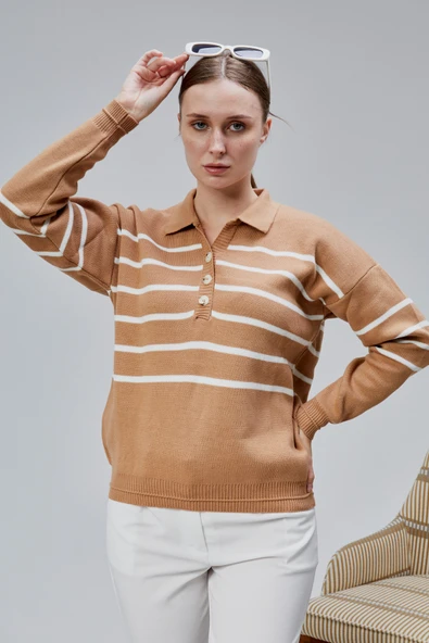 Kadın Polo Yaka Oversize Çizgili 4 Düğmeli Triko Kazak Vizon ürün görseli