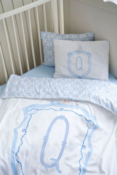 NOU Harf Serisi Q Harfi Bebek Boy Nevresim Seti ( 100x150) - Noble Serie Mavi ürün görseli 1