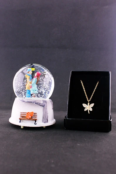 Sokak Lambası Altında Aşıklar Kar Küresi Işıklı 9 cm ve Zirkon Taş Kolye Set - Resim 3