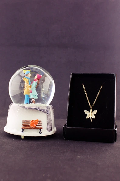 Sokak Lambası Altında Aşıklar Kar Küresi Işıklı 9 cm ve Zirkon Taş Kolye Set ürün görseli