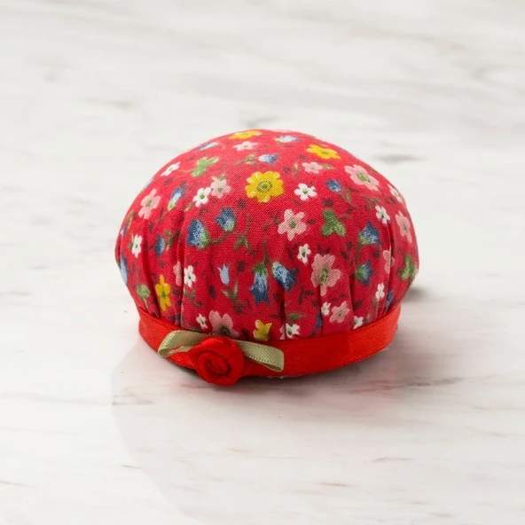 Loren Kola Takılabilir Kırmızı çiçekli iğnedanlık ürün görseli