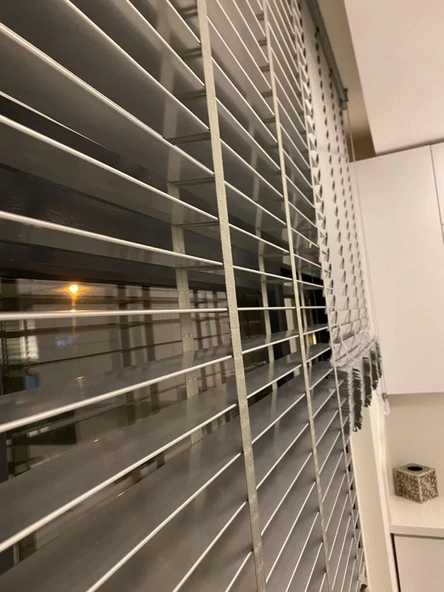 NİVEMESHOME SİYAH AHŞAP JALUZİ 50 MM REDÜKTÖRLÜ+KURDELALI PERDE - Resim 2