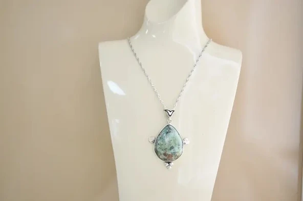 Damla Gümüş Çerçeve Kadın Zümrüt Kolye ürün görseli 1