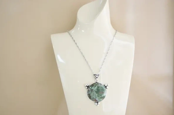 Güneş Gümüş Çerçeveli Kadın Zümrüt Kolye ürün görseli 1