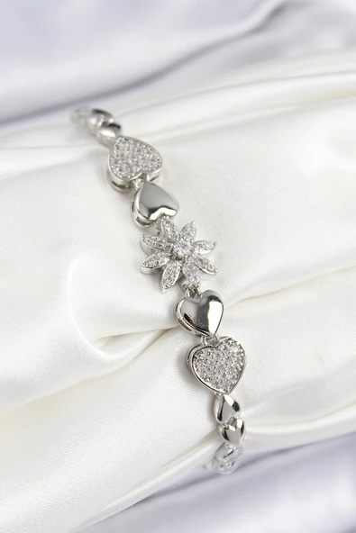 Pirinç Zirkon Taşlı Kalp Detaylı Çiçek Model Gümüş Renk Kadın Bileklik