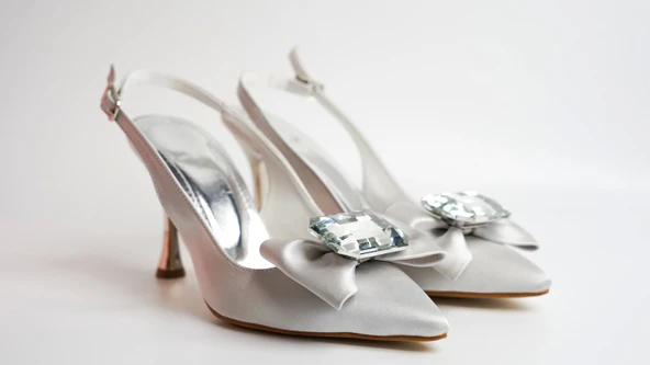 Assortie Gümüş Saten Taş Detaylı Fiyonklu İnce Topuklu Ayakkabı - 2