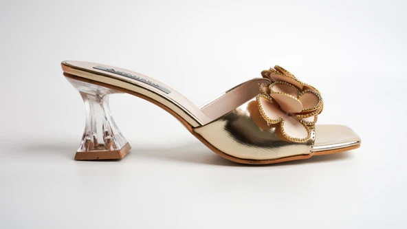 Assortie Altın Renk Taş Detaylı Çiçek Motifli Topuklu Terlik