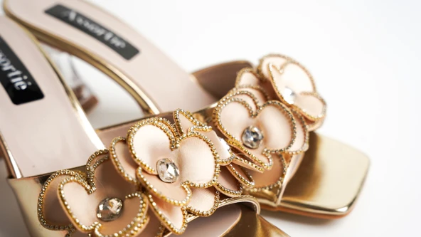 Assortie Altın Renk Taş Detaylı Çiçek Motifli Topuklu Terlik - 4