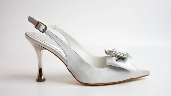 Assortie Gümüş Saten Taş Detaylı Fiyonklu İnce Topuklu Ayakkabı