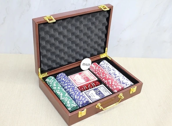 Deri Çantalı 200 Chip Ve 2 Adet İskambil Kağitına Sahip Poker Oyunu Alk4229 - 1