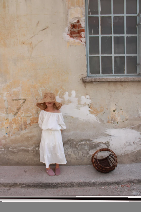 Beyaz Düşük Omuz Bluzlu Etek Takım ürün görseli
