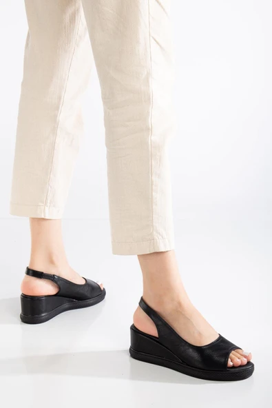 Kadın Dolgu Topuklu Ayakkabı Siyah Yan Kapalı Burun Açık ürün görseli