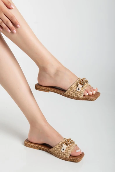 Kadın Düz Topuklu Terlik Bej Kalın Tek Bant Zincir Aksesuarlı Hasır ürün görseli