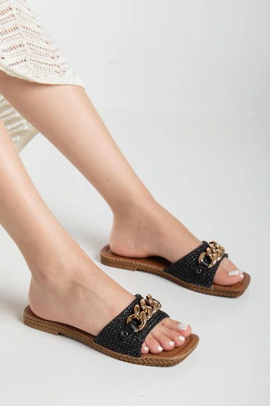 Kadın Düz Topuklu Terlik Siyah Kalın Tek Bant Zincir Aksesuarlı Hasır ürün görseli