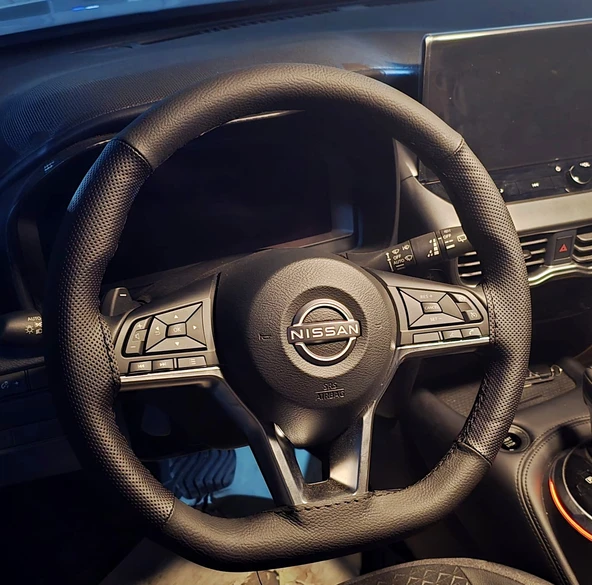 DİKİŞLİ DİREKSİYON KILIFI SİYAH DERİ NOKTALI DERİ SİYAH DİKİŞLİ NİSSAN JUKE İÇİN ürün görseli