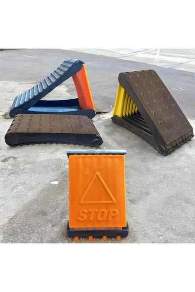 "2'li Araç Teker Takozu – Plastik Çivili Kaymaz Dayanıklı Set" - 1