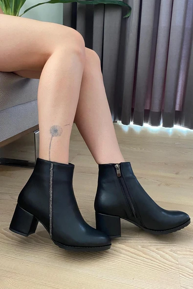 Kadın Trend Siyah Cilt Yandan Taşlı ( 6 cm ) Topuklu Oval Burun Bot