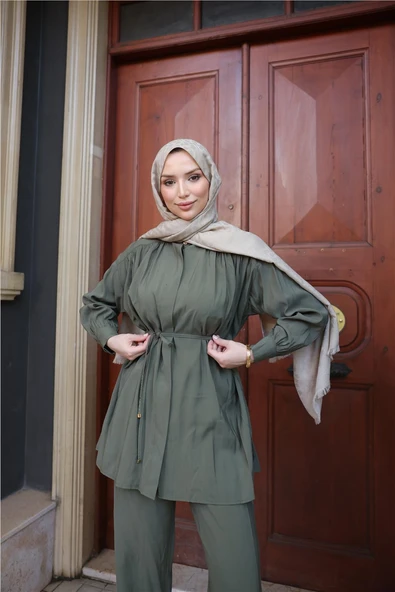 Belden Bağcıklı Büzgülü Kısa Tunik İkili Tesettür Eşofman Takımı - (38-46) - 71298 - Haki - 4