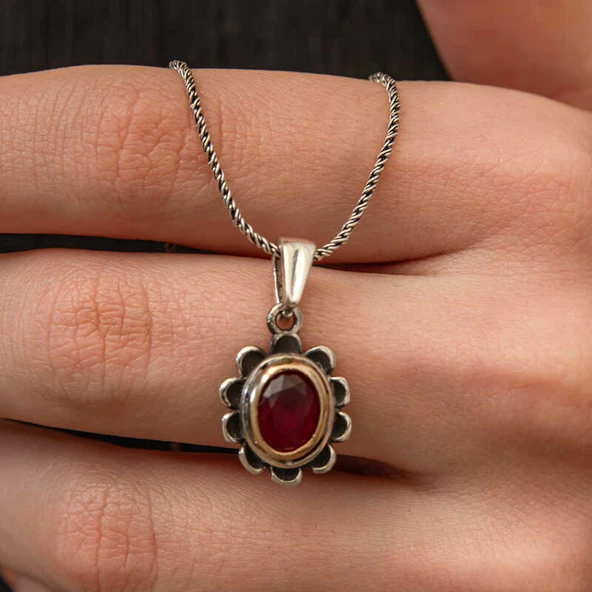 Lucky Life Gümüş Kırmızı Taşlı Çiçek Model Kadın Kolye ürün görseli 1
