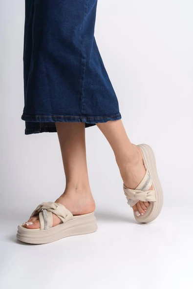 JET-CLARA Düz Topuklu Kurdele Desenli Taşlı Kalın ve Ortopedik Taban Kadın Terlik  CKT - Krem - Resim 3