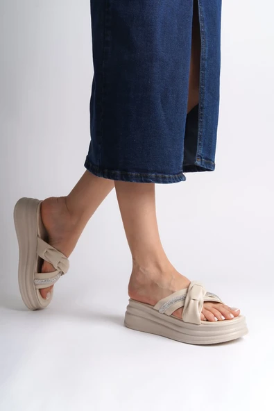 JET-CLARA Düz Topuklu Kurdele Desenli Taşlı Kalın ve Ortopedik Taban Kadın Terlik  CKT - Krem ürün görseli