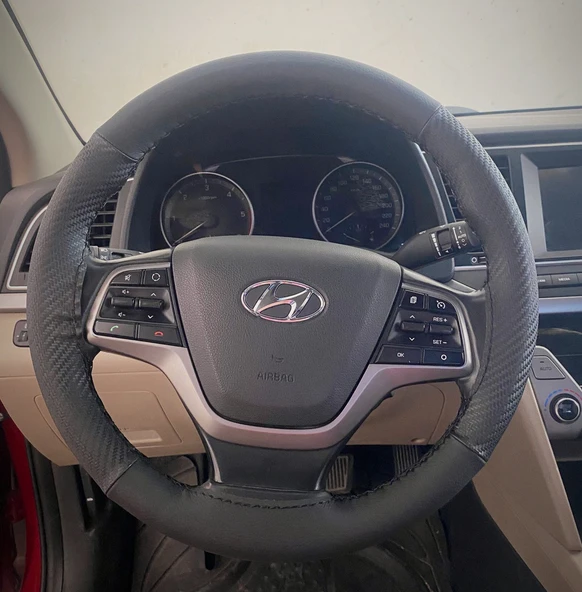 DİKİŞLİ DİREKSİYON KILIFI KARBON DERİ SİYAH DERİ SİYAH DİKİŞLİ HYUNDAİ ELENTRA İÇİN ürün görseli