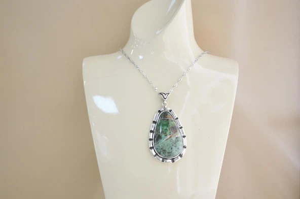 Göknur Gümüş Çerçeve Zümrüt Kadın Kolye ürün görseli