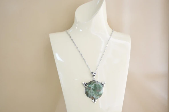 Güneş Gümüş Çerçeveli Kadın Zümrüt Kolye ürün görseli 1