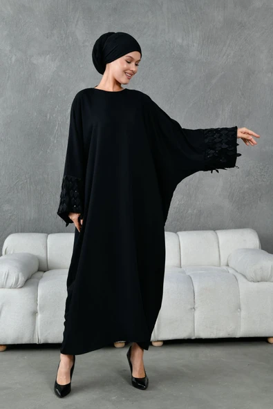 kol aksesuar detaylı ferace abaya ürün görseli