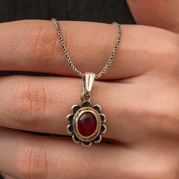 Gümüş Kırmızı Taşlı Çiçek Model Kadın Kolye ürün görseli