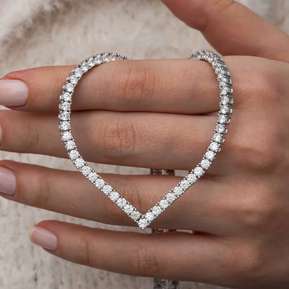 Gümüş V Model Su Yolu Kadın Kolye ürün görseli