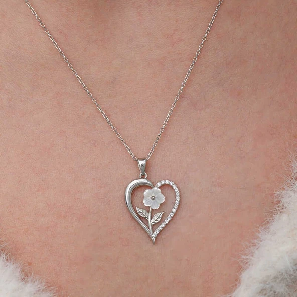 Gümüş Kalpli Beyaz Gül Kadın Kolye - Resim 3