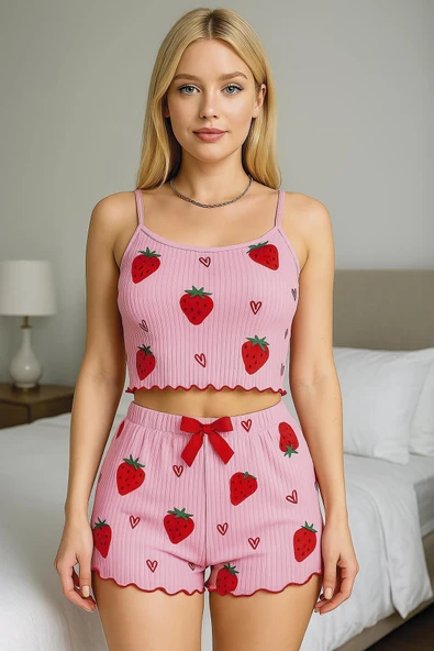 Bicomi Pamuklu Pembe Üstüne Çilek Desen Fitilli Askılı Şortlu Pijama Takımı ürün görseli