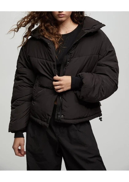Pull&Bear Kadın Yüksek Yaka Kapitone Şişme Mont - 1