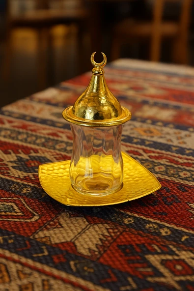 Kapak Şekerlikli Altın Renk 4 Parça Çay Bardağı