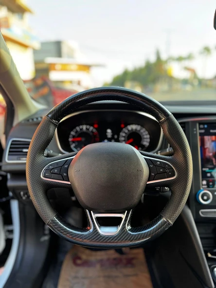 Megane 4 Araca Tam Uyumlu Dikmeli Direksiyon Kılıfı (5D Kristal Karbon Soft Nokta) ürün görseli