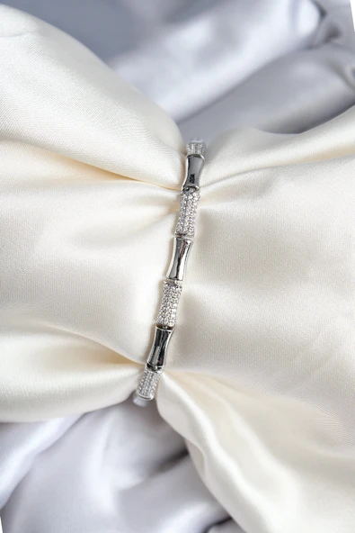 Pirinç Kemik Model Zirkon Taşlı Gümüş Renk Kadın Bileklik - TJ-BB6979